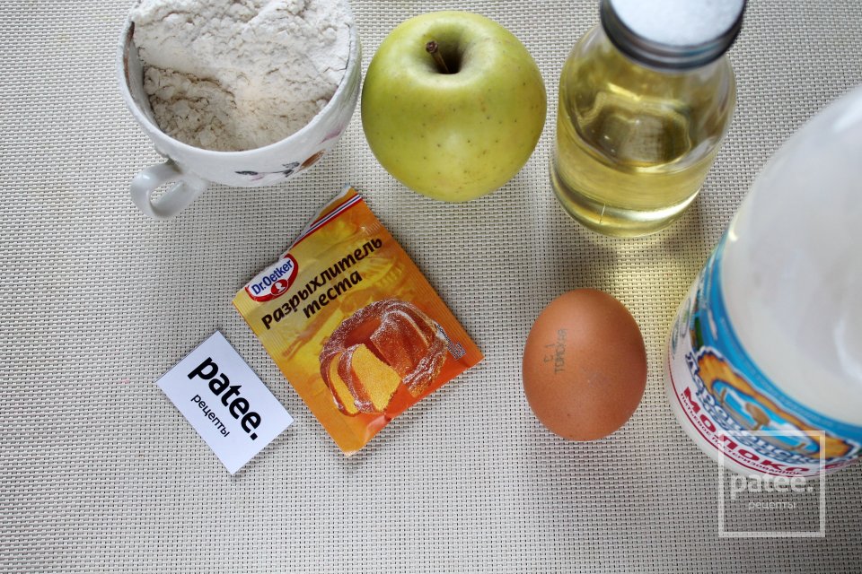 Блины заварные на молоке с яблоком - Шаг 1