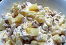 Салат с копчённой курицей и ананасом