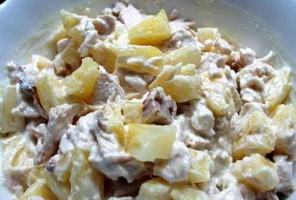 Салат с копчённой курицей и ананасом