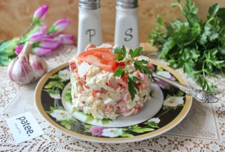 Салат с крабовыми палочками, яйцами и помидором