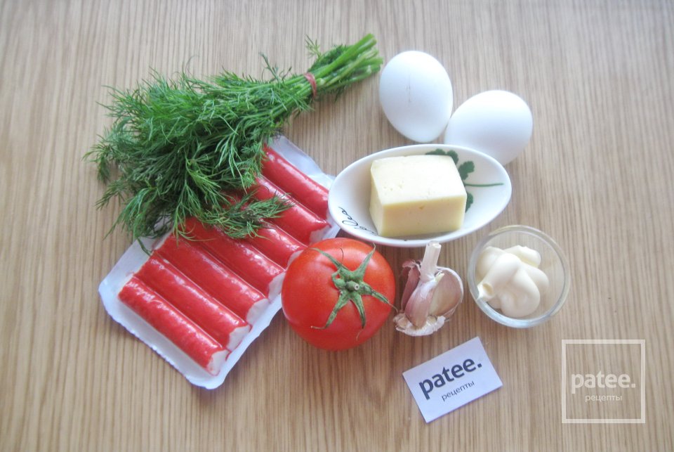 Салат с крабовыми палочками, яйцами и помидором - Шаг 1
