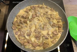 Печень куриная с луком тушёная со сливками
