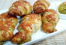 Домашние круассаны с соусом песто и моцареллой