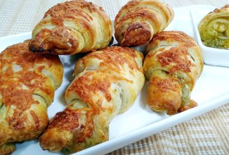 Домашние круассаны с соусом песто и моцареллой