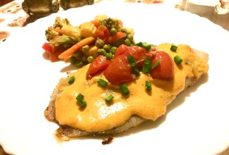 Рыба под розовым соусом.