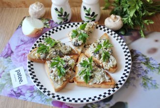 Бутерброды с грибами, сыром и огурцом