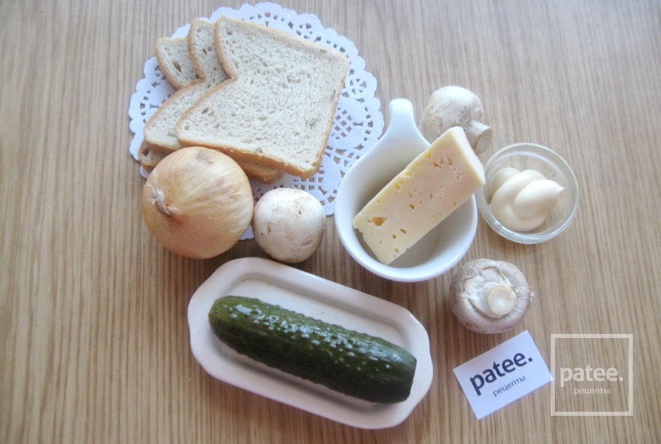Бутерброды с грибами, сыром и огурцом - Шаг 1