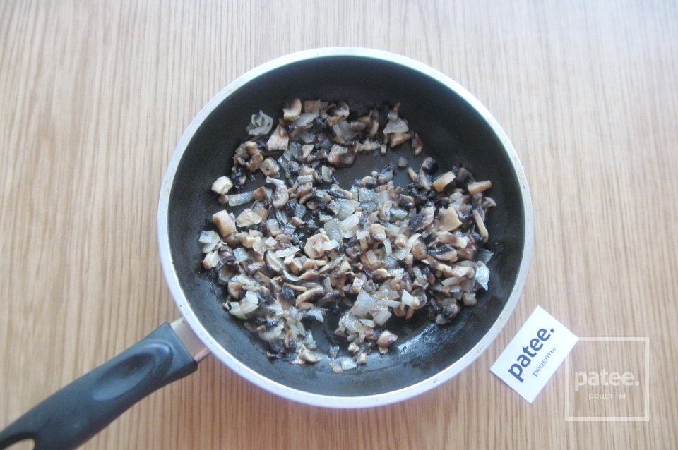 Бутерброды с грибами, сыром и огурцом - Шаг 4