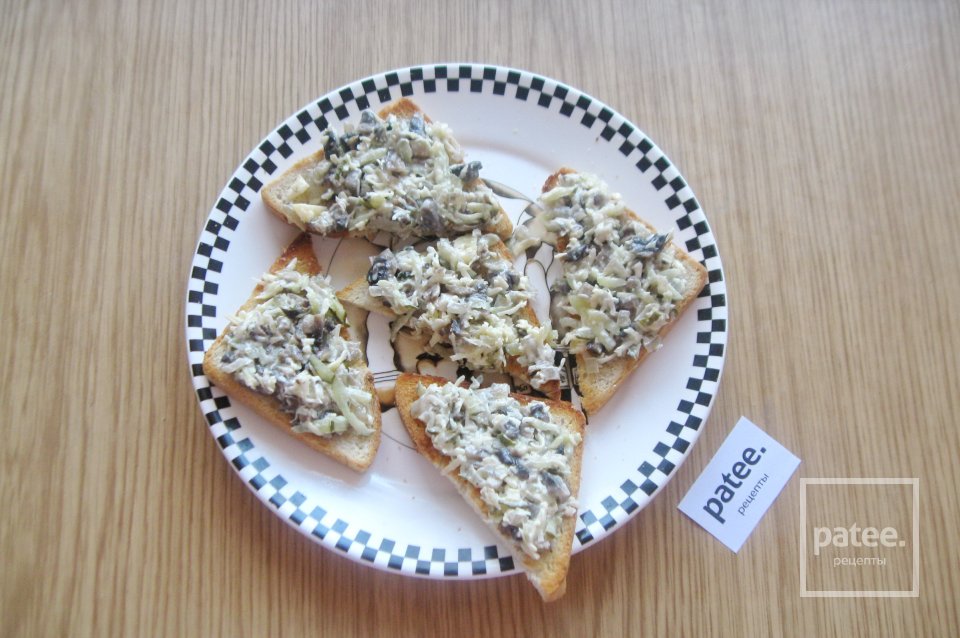 Бутерброды с грибами, сыром и огурцом - Шаг 11