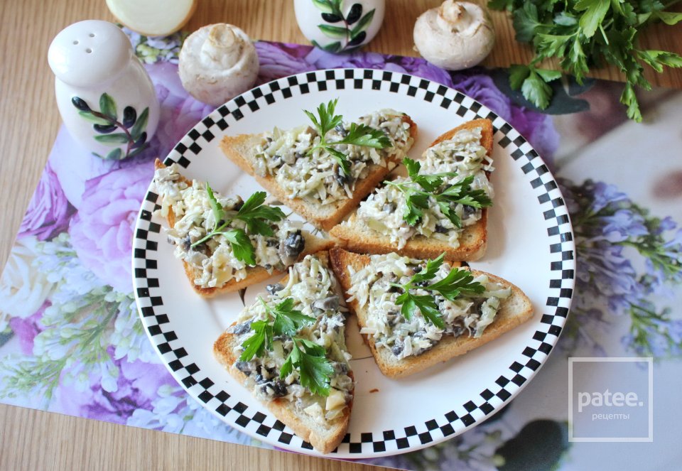 Бутерброды с грибами, сыром и огурцом - Шаг 13