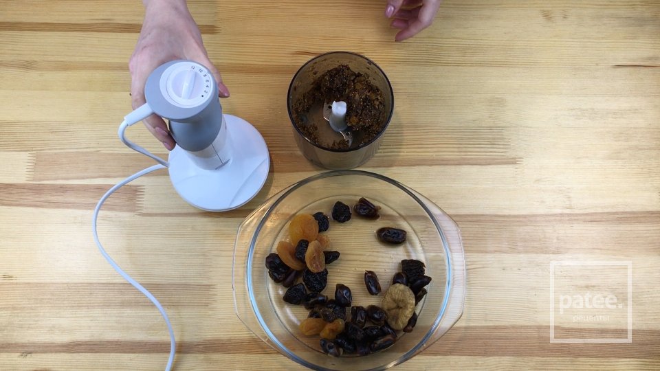 Домашние конфеты из сухофруктов с грецким орехом - Шаг 1