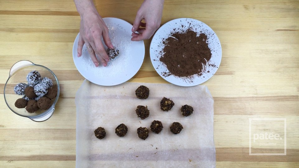 Домашние конфеты из сухофруктов с грецким орехом - Шаг 3