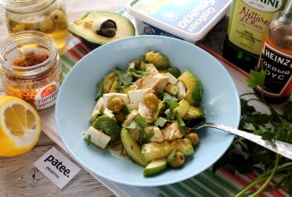 Салат из авокадо с курицей, брынзой и кабачком