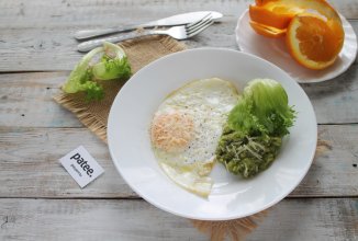 Яичница глазунья с песто из авокадо, киви и пармезана