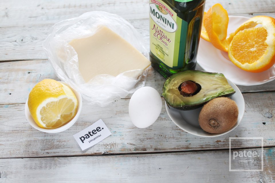 Яичница глазунья с песто из авокадо, киви и пармезана - Шаг 1