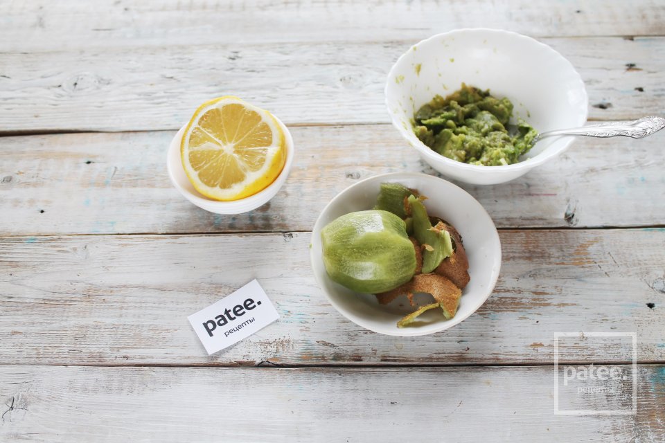 Яичница глазунья с песто из авокадо, киви и пармезана - Шаг 4