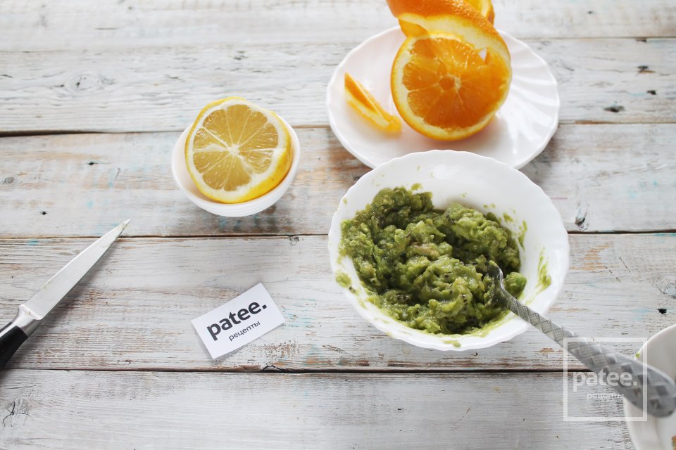 Яичница глазунья с песто из авокадо, киви и пармезана - Шаг 5