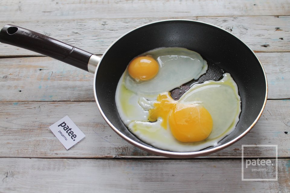 Яичница глазунья с песто из авокадо, киви и пармезана - Шаг 8