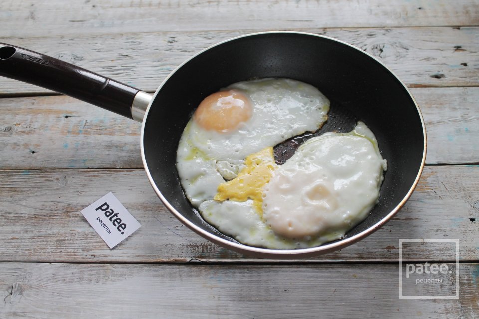 Яичница глазунья с песто из авокадо, киви и пармезана - Шаг 9