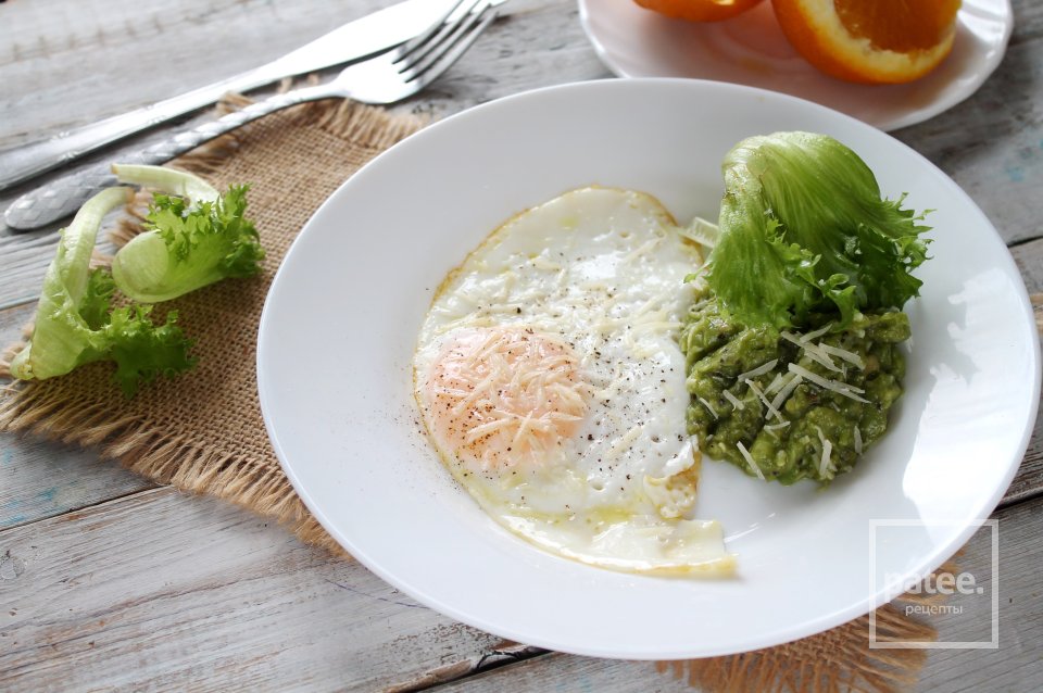 Яичница глазунья с песто из авокадо, киви и пармезана - Шаг 11