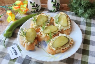 Бутерброды с яйцом, луком и соленым огурцом