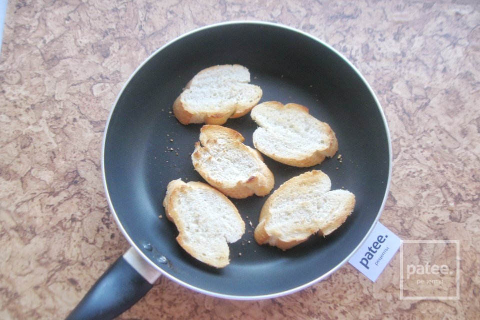 Бутерброды с яйцом, луком и соленым огурцом - Шаг 3