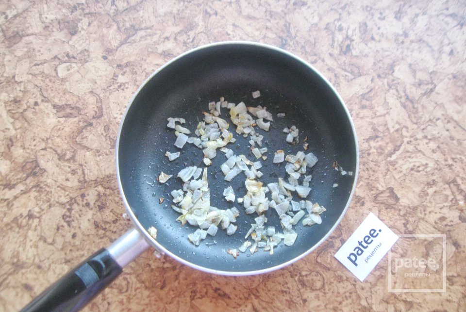 Бутерброды с яйцом, луком и соленым огурцом - Шаг 5