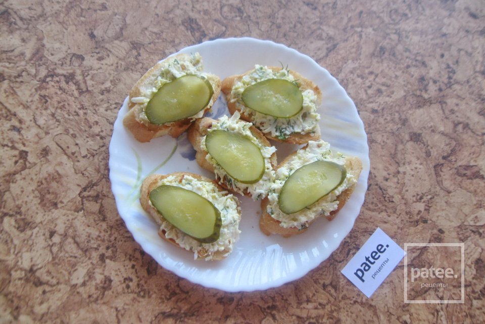 Бутерброды с яйцом, луком и соленым огурцом - Шаг 10