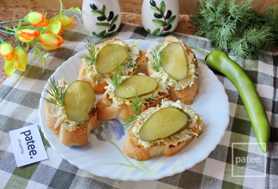 Бутерброды с яйцом, луком и соленым огурцом - Шаг 11