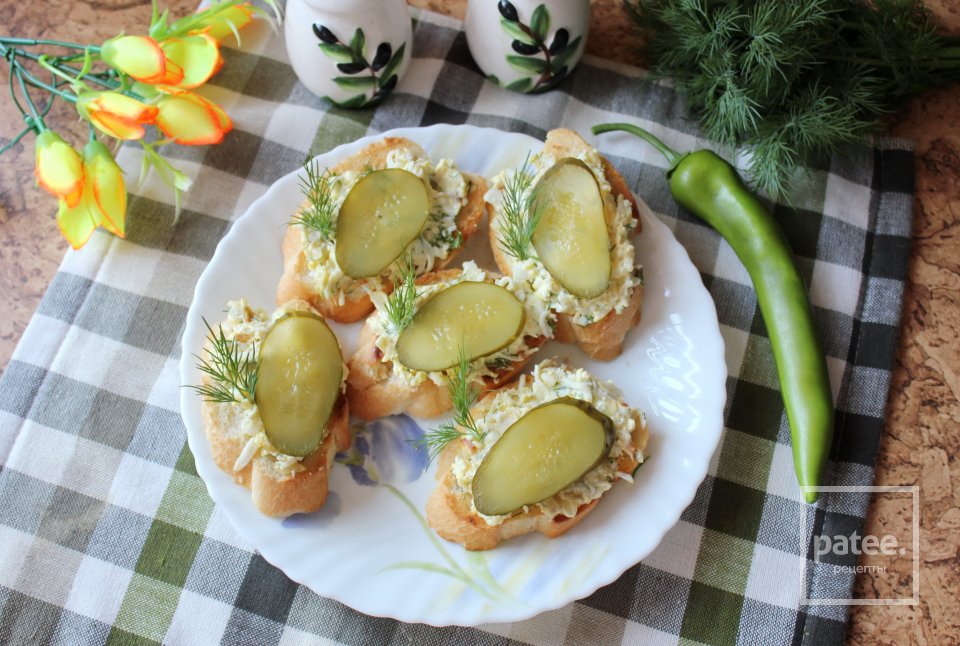 Бутерброды с яйцом, луком и соленым огурцом - Шаг 12