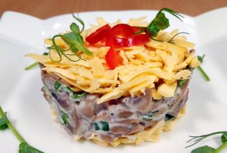 Салат из грибов со сметаной и сыром
