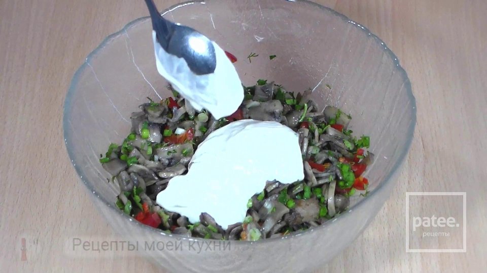 Салат из грибов со сметаной и сыром - Шаг 8