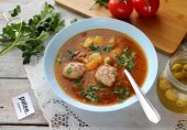 Солянка по-домашнему с картофелем и мясными фрикадельками
