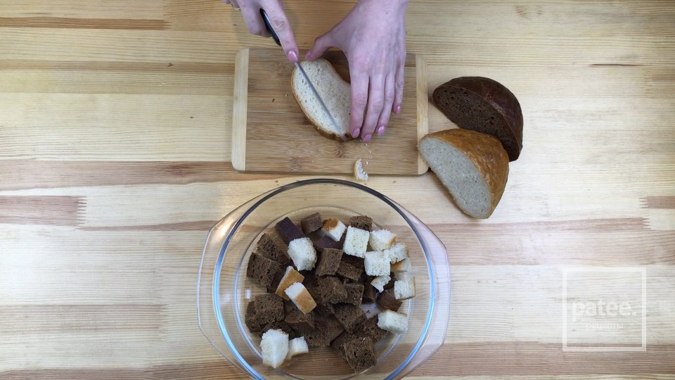 Домашние сухарики с чесноком - Шаг 1