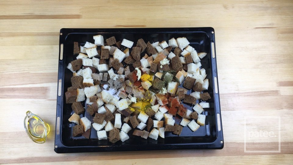 Домашние сухарики с чесноком - Шаг 2