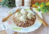 Куриные тефтели с рисом в соусе "Бешамель"