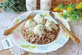 Куриные тефтели с рисом в соусе "Бешамель"