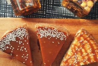 Чизкейк из творога с солёной карамелью