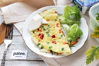 Омлет с гавайской смесью на сковороде