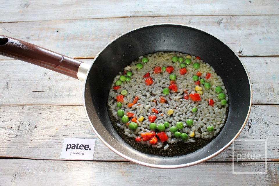 Омлет с гавайской смесью на сковороде - Шаг 7