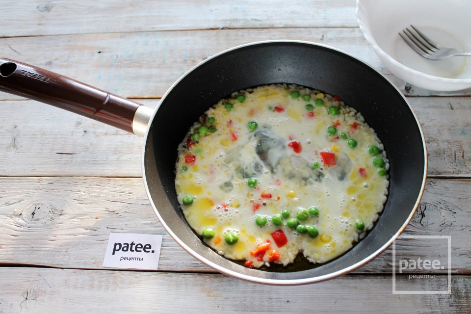 Омлет с гавайской смесью на сковороде - Шаг 8