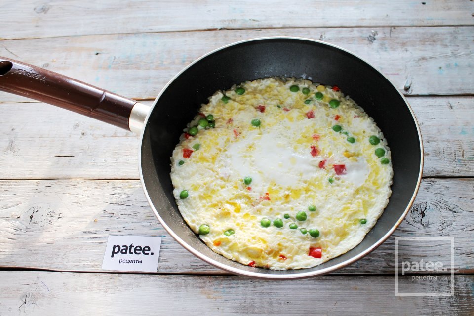 Омлет с гавайской смесью на сковороде - Шаг 9
