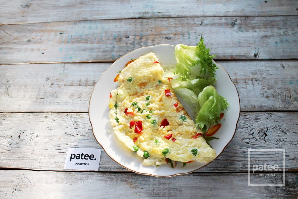 Омлет с гавайской смесью на сковороде - Шаг 10