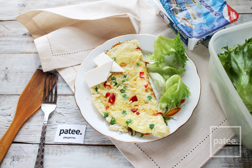 Омлет с гавайской смесью на сковороде - Шаг 11