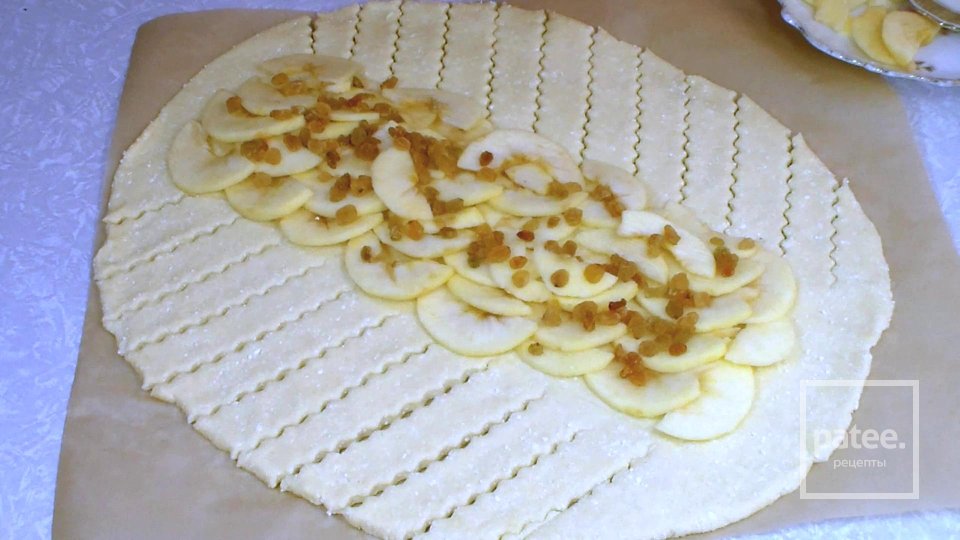 Яблочный пирог на творожном тесте - Шаг 9