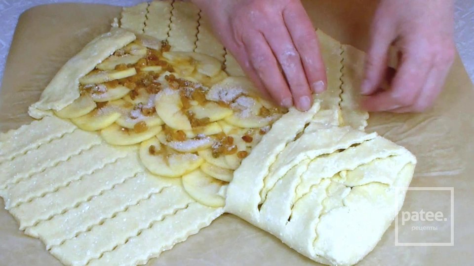 Яблочный пирог на творожном тесте - Шаг 11