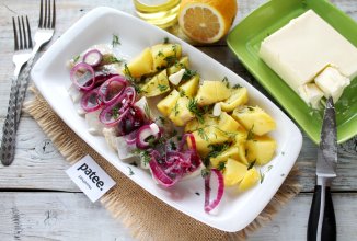 Русская закуска из селедки с горячей картошкой