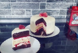 Шоколадный торт с чизкейком и ягодами