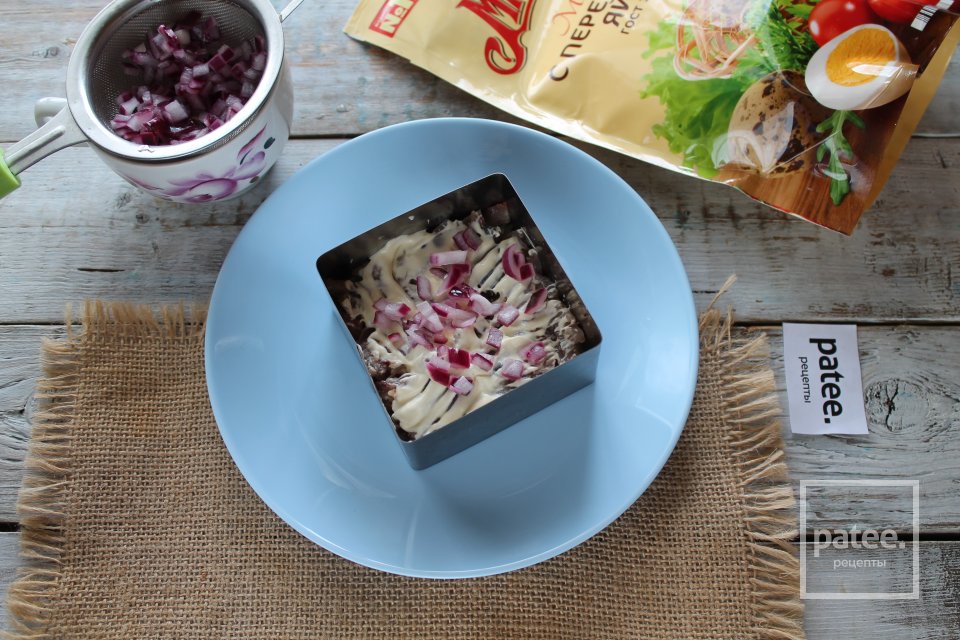 Салат Шуба с малосольной скумбрией - Шаг 11