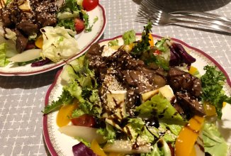 Теплый салат с куриной печенью